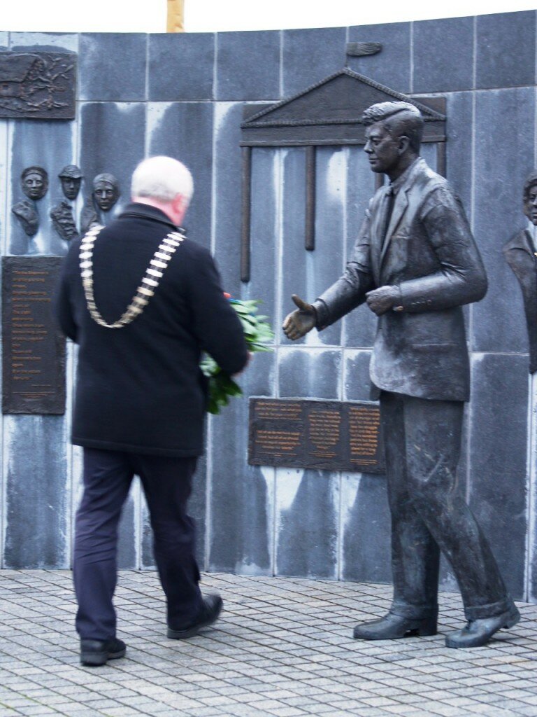 An Cathaoirleach, Cllr Paul Crowdle, lays a wreath on 22nd November, 2012.